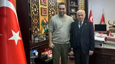 Bahçeli'nin incelediği sprey boya tabloları