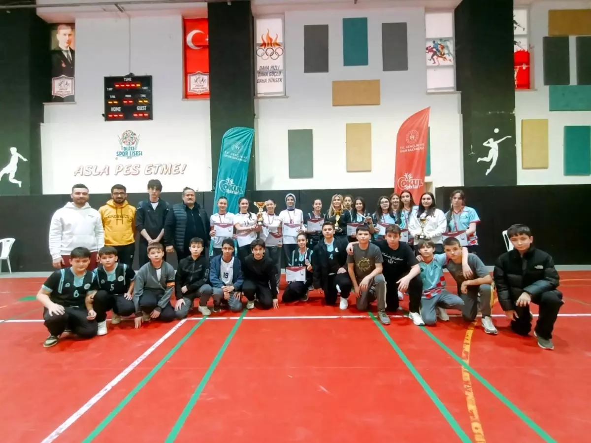Düzce Badminton İl Birinciliği Sonuçlandı: Kızlarda Özel İsabet, Erkeklerde Fatih Ortaokulu Şampiyonluğu