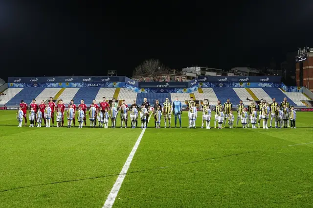 Fenerbahçe oyuncuları hücumda