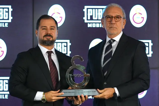 Galatasaray yöneticileri yeni sponsorluk anlaşması hakkında konuşuyor