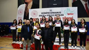 Ödül töreninde öğrenciler ve öğretmenler