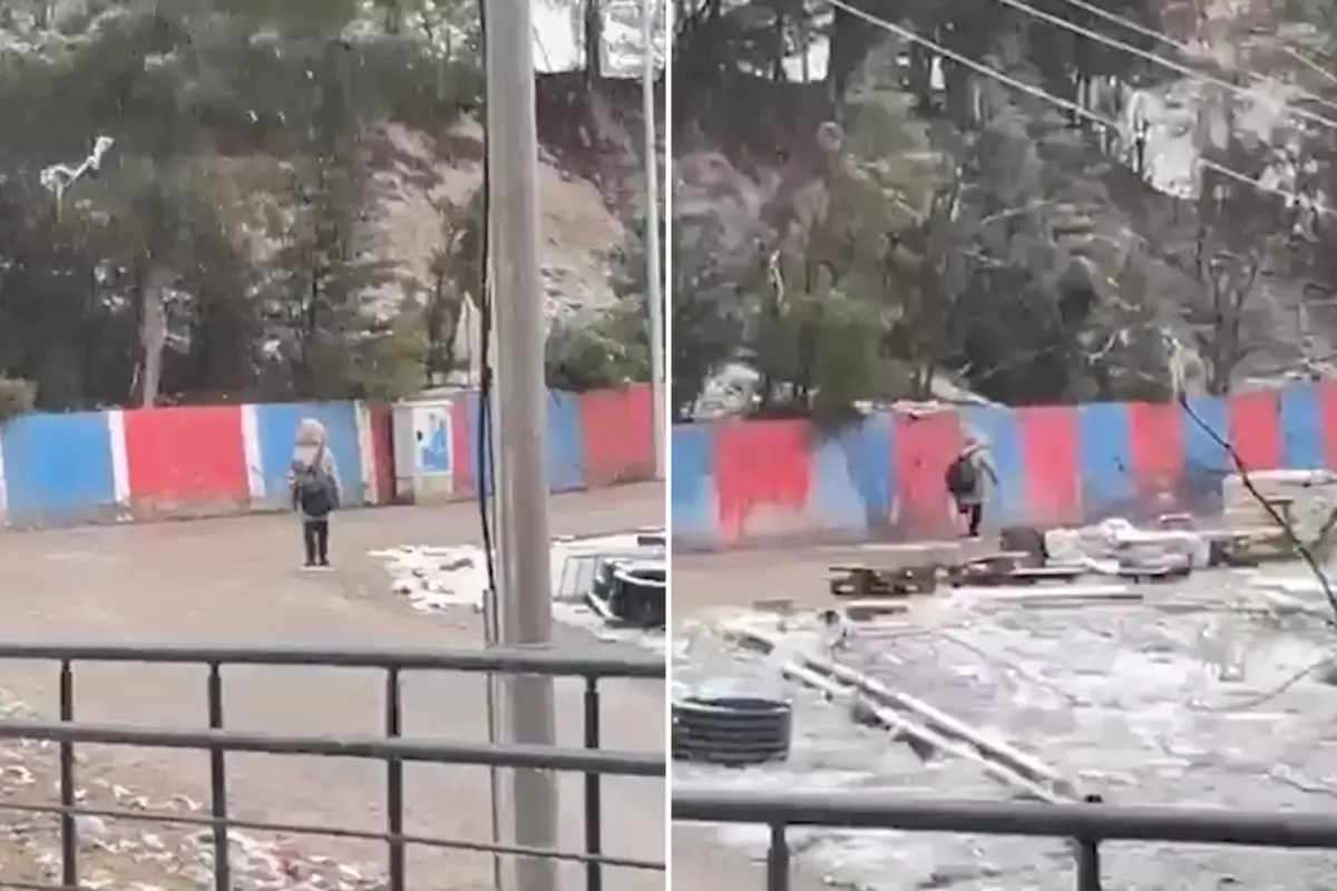 Kar Yağışı Altında İstiklal Marşı'na Saygı Duruşu Yapan Öğrenciler Gönülleri Isıttı