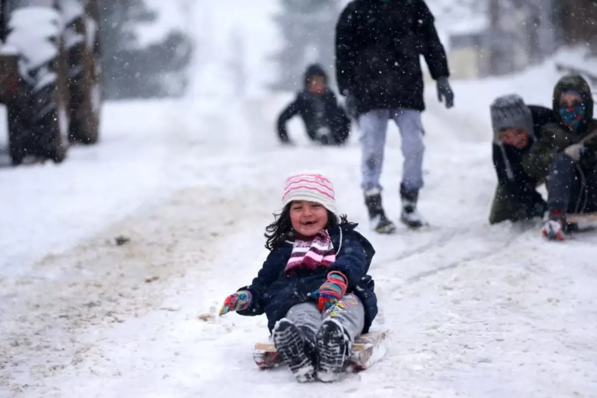 Kar Fırtınası Ülkeyi Dondurdu: Birçok Şehirde Okullar Kapandı