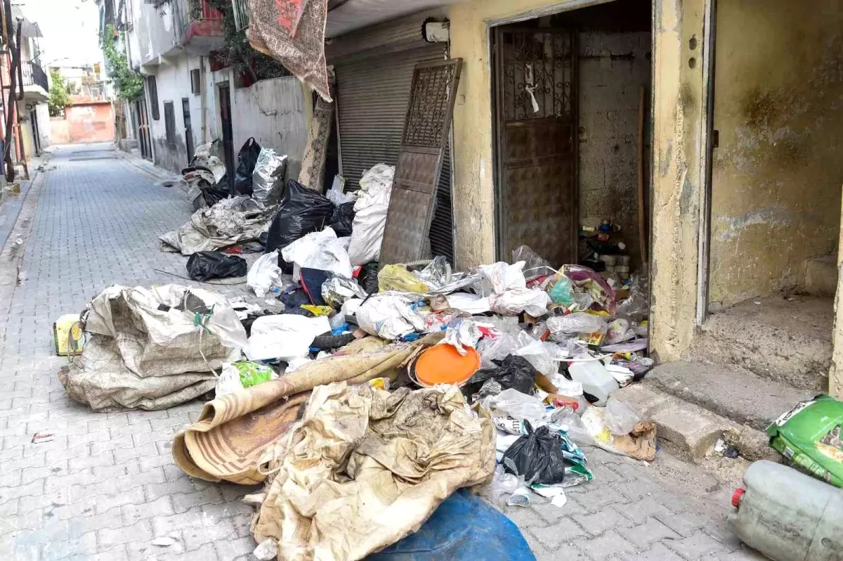 Adana’nın Meydan Mahallesi’nde Bir Evden Kamyon Dolusu Çöp Çıkarıldı