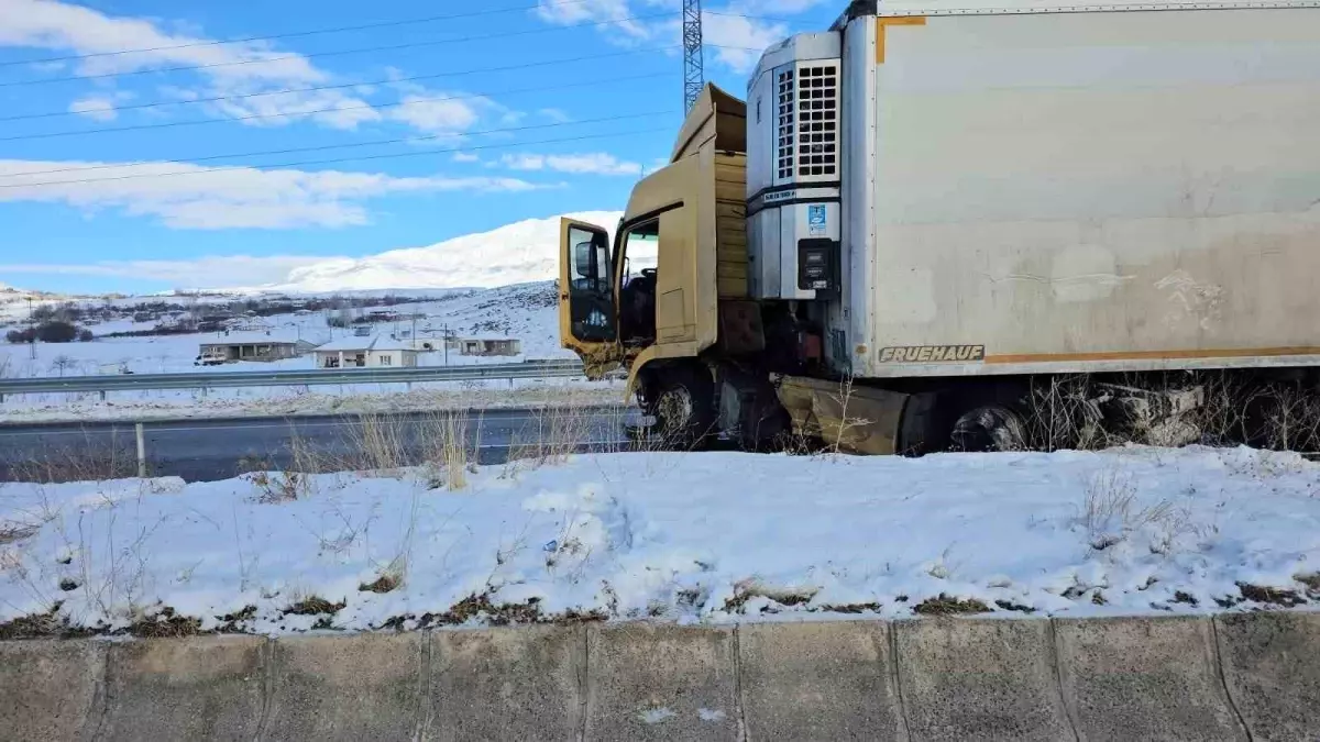 Adilcevaz’da Karpuz Yükleyen Tır Bariyerlere Çarparak Trafiği Duraklattı