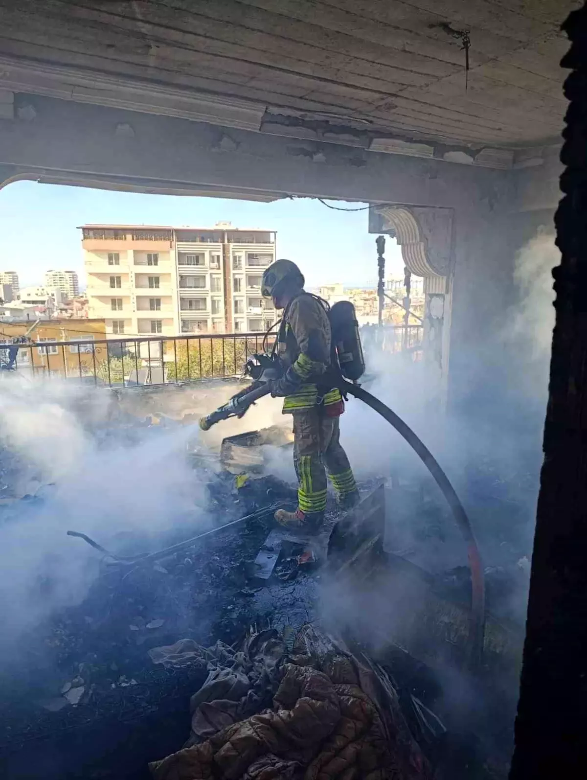 İskenderun'da Apartman Yangını: İtfaiye Bir Kişiyi Kurtardı