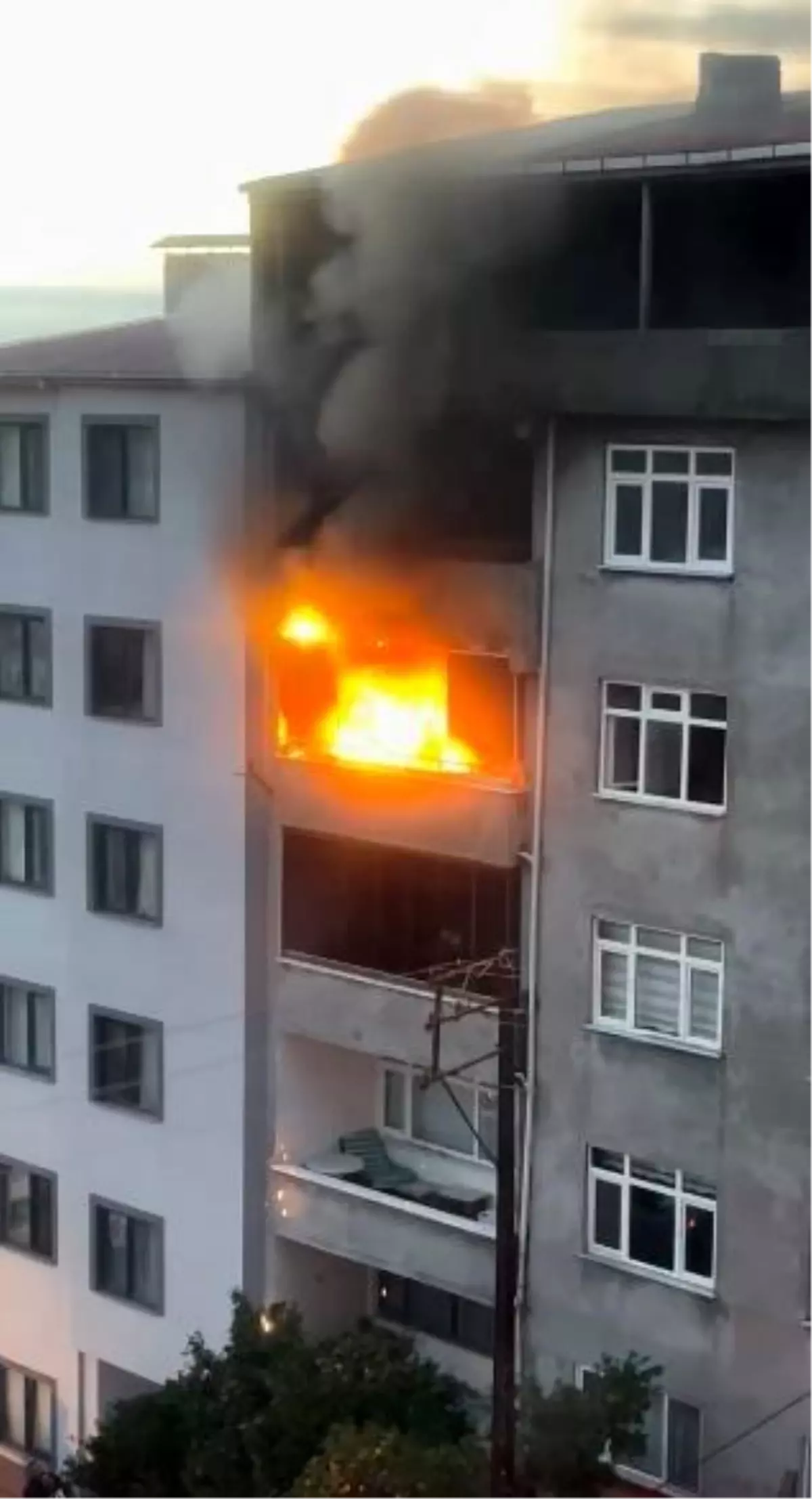 Arhavi'de Apartman Yangını Hızlı Müdahale ile Kontrol Altına Alındı