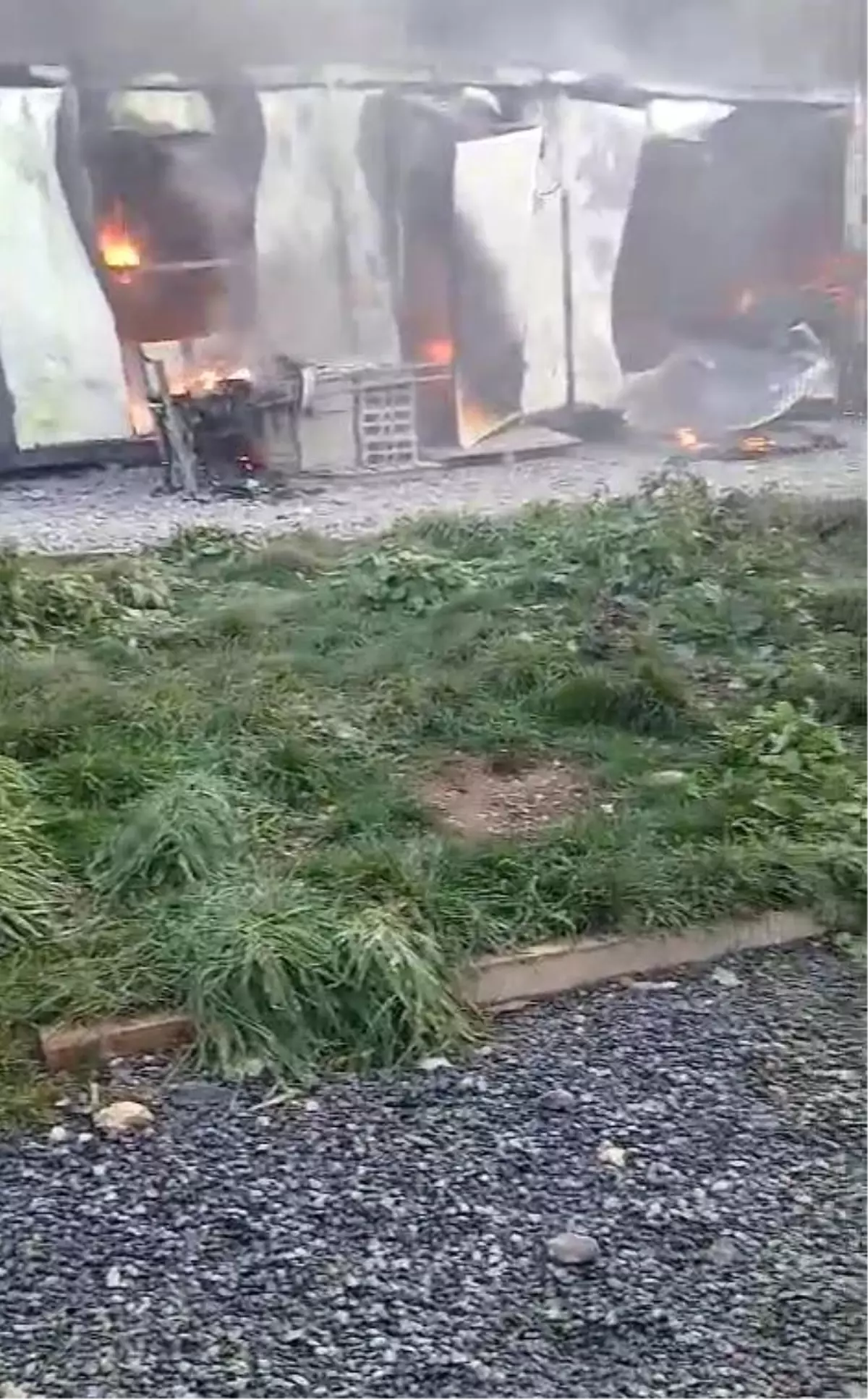 İstanbul Arnavutköy'de İSKİ Şantiyesindeki Yangın Kontrol Altına Alındı