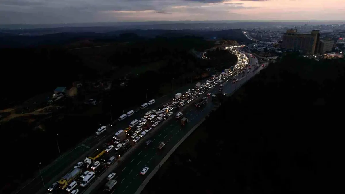 Başakşehir'de Zincirleme Otobüs Kazası: 5 Yaralı ve Uzun Araç Kuyrukları