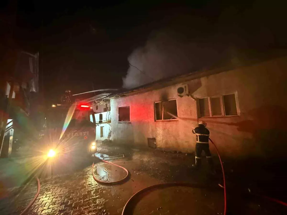 Burdur Çeltikçi'de Ev Yangını: İtfaiye 2 Saatte Kontrol Altına Aldı, 5 Kişi Kurtarıldı