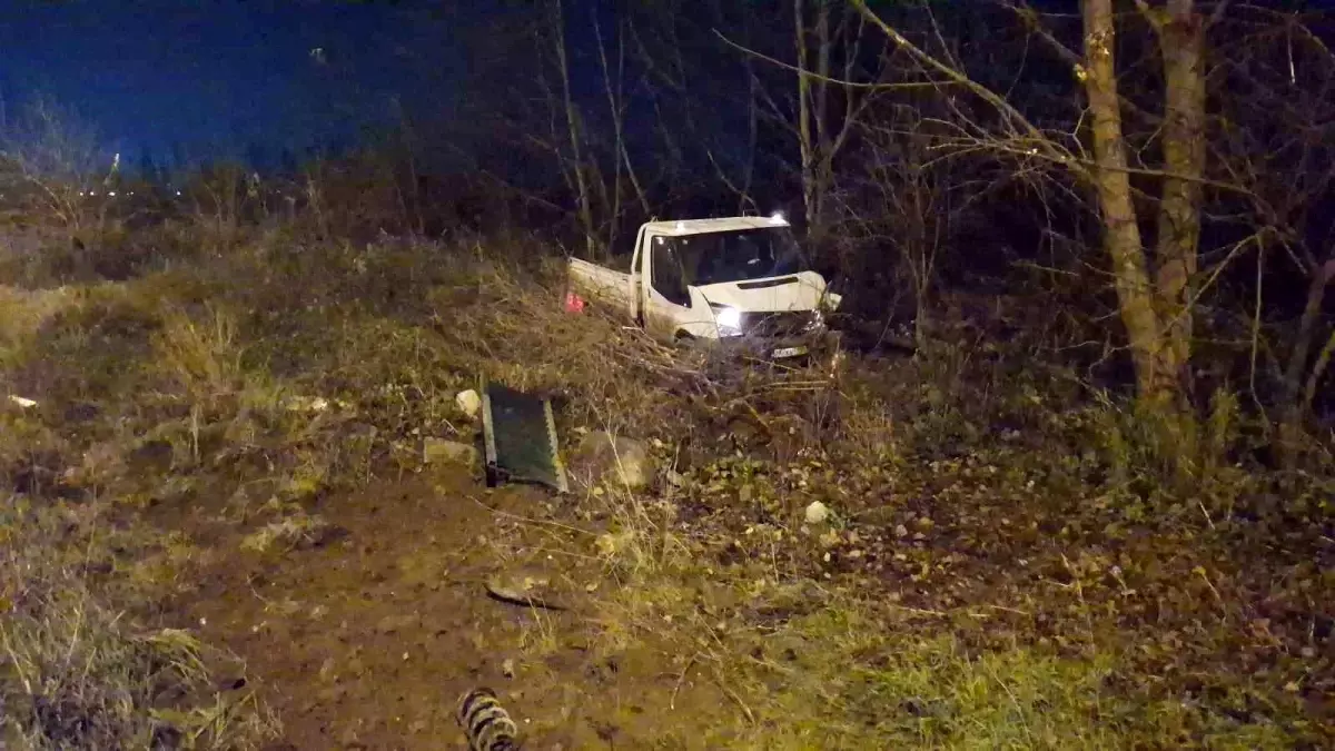 Bursa’da Kamyonet Kontrolünü Kaybederek Demir Bariyerlere Çarptı, İki Araç Hasar Aldı