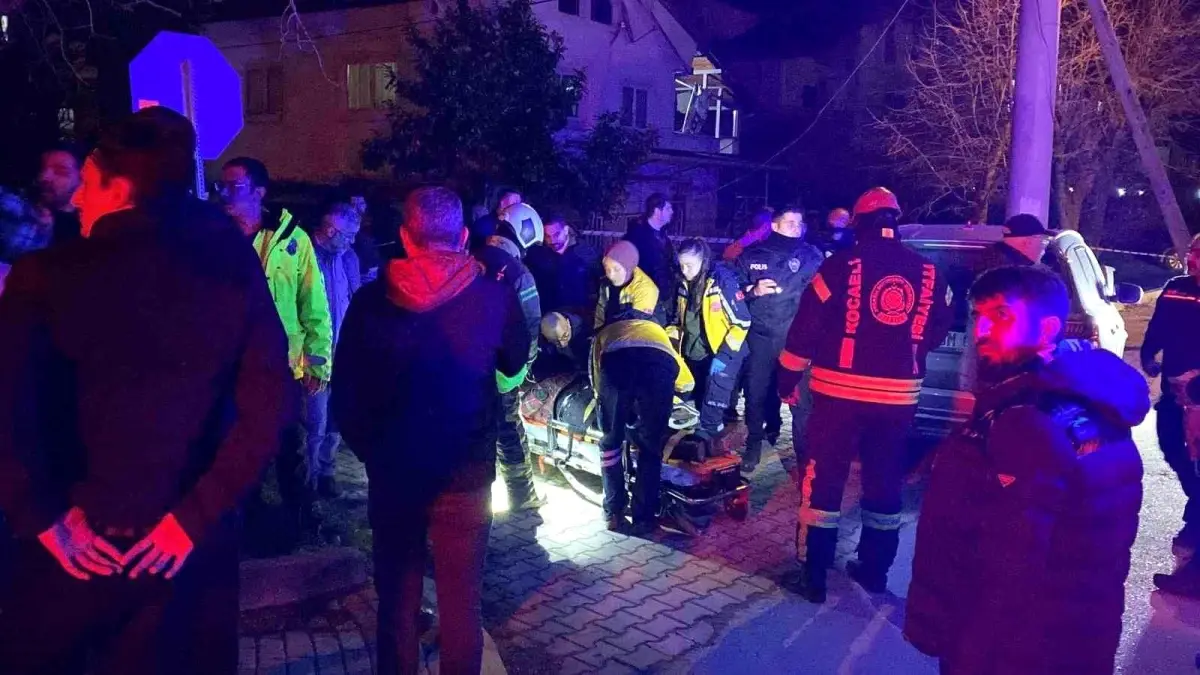 Kartepe'de Direğe Çarpan Araç Hurdaya Döndü, Sürücü Hastaneye Kaldırıldı