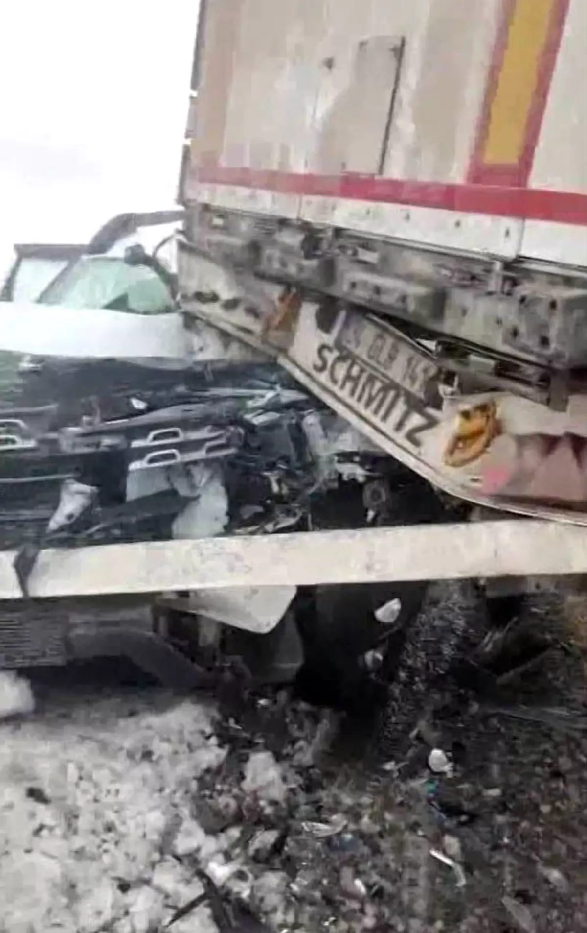 Diyarbakır’da Buzlu Yolda Zincirleme Kaza: 3 Yaralı