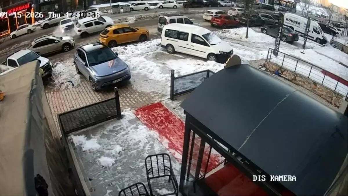Elazığ'da Zincirleme Trafik Kazası: 1 Yaralı ve Güvenlik Kamerasında Görüntüler