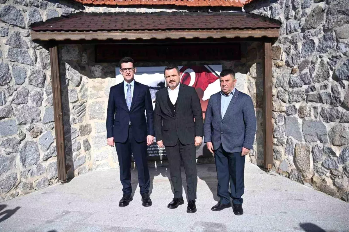 Ezine’de Yeni Sanat Durağı: Yahya Çavuş’un Hiperrealist Heykeli Açıldı