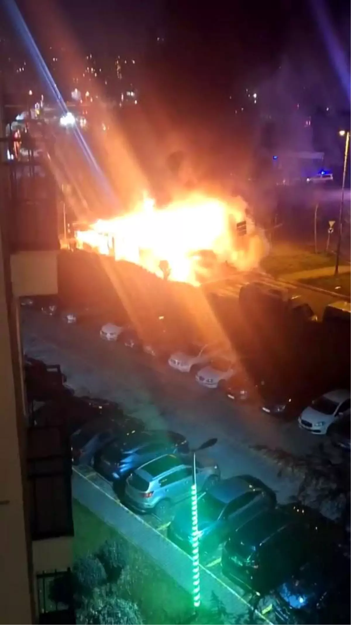 İstanbul Ispartakule'de İETT Otobüsü Aniden Alev Aldı: Görgü Tanıkları Olayı Kaydetti