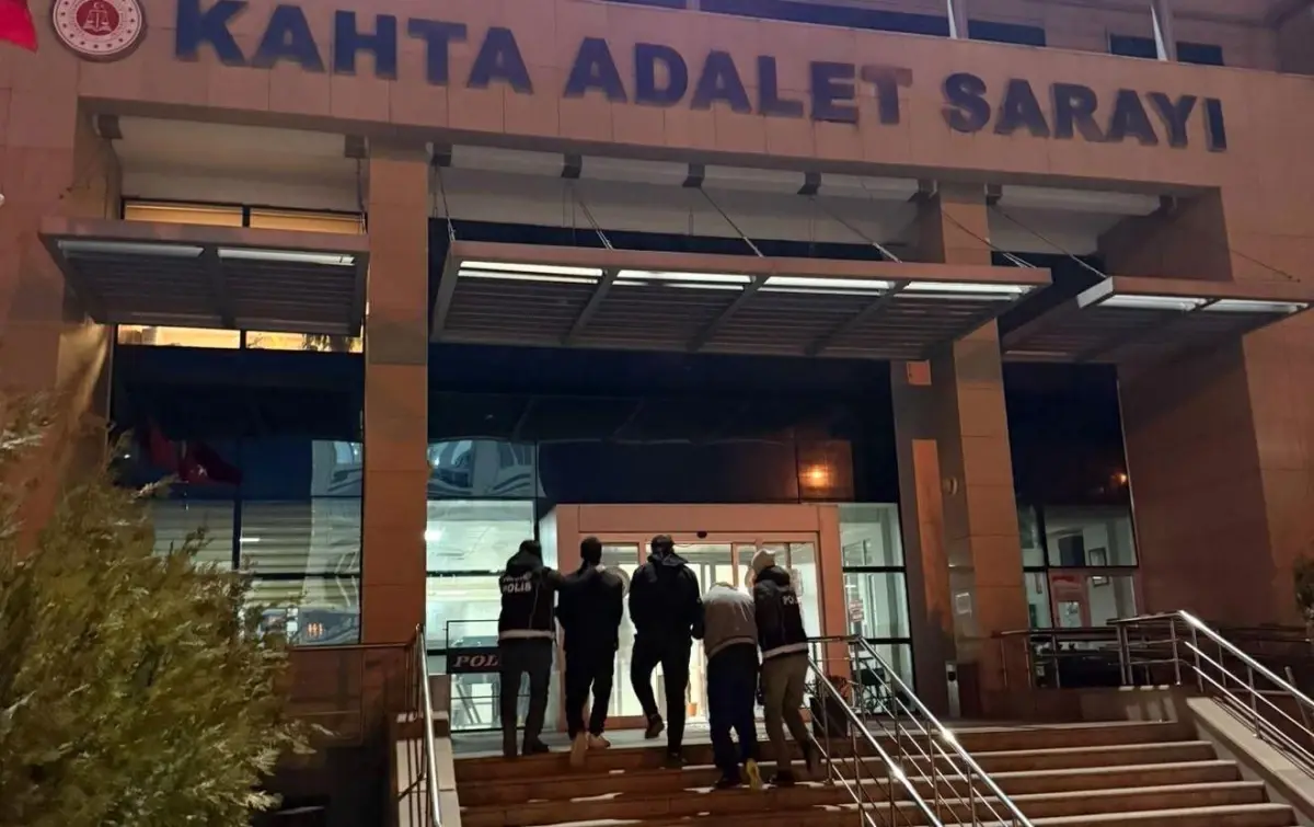 Kahta’da Uyuşturucu Operasyonu: 4 Şahıs Tutuklandı, 12,81 Gram Metamfetamin Ele Geçirildi