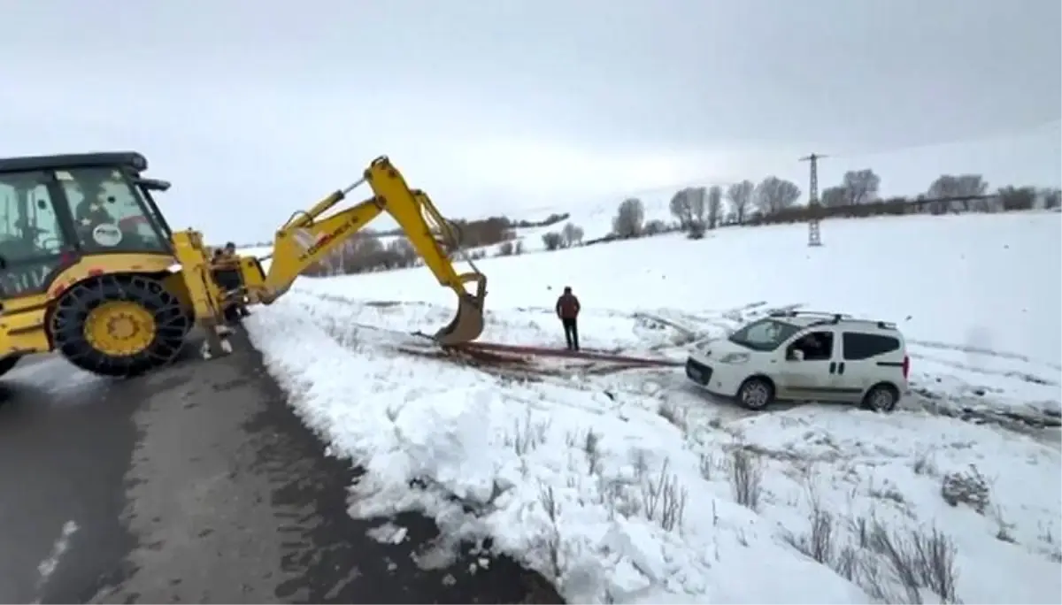 Kars’ta Buzlu Yolda Hafif Ticari Araç Şarampole Düştü: Sürücü Sağ Salim
