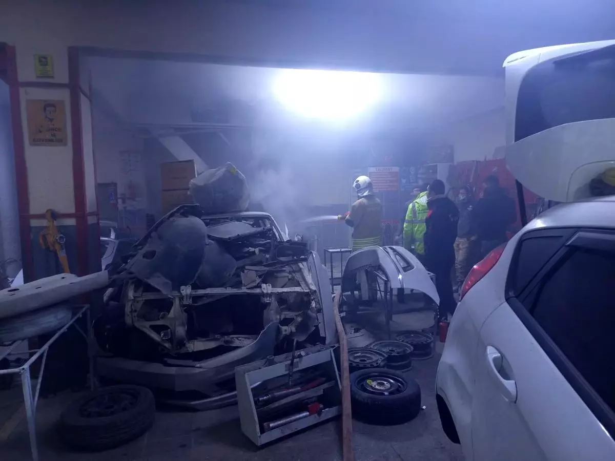 Hatay'ın Kırıkhan İlçesinde Araç Tamirhanesinde Çıkan Yangın Kontrol Altına Alındı