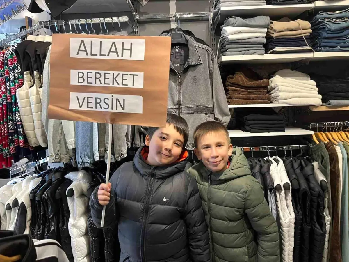 Babaeski'de Öğrenciler 'Türkiye Selamlaşıyor' Kartonlarıyla Esnafa Moral Verdi