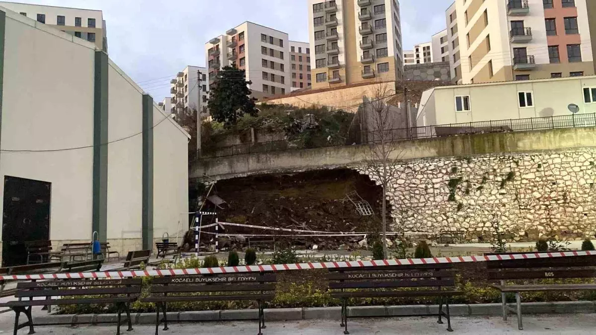 İzmit'te İnşaat Şantiyesindeki 10 Metrelik İstinat Duvarı Okul Bahçesine Çökerek Güvenlik Endişesi Yaratıyor