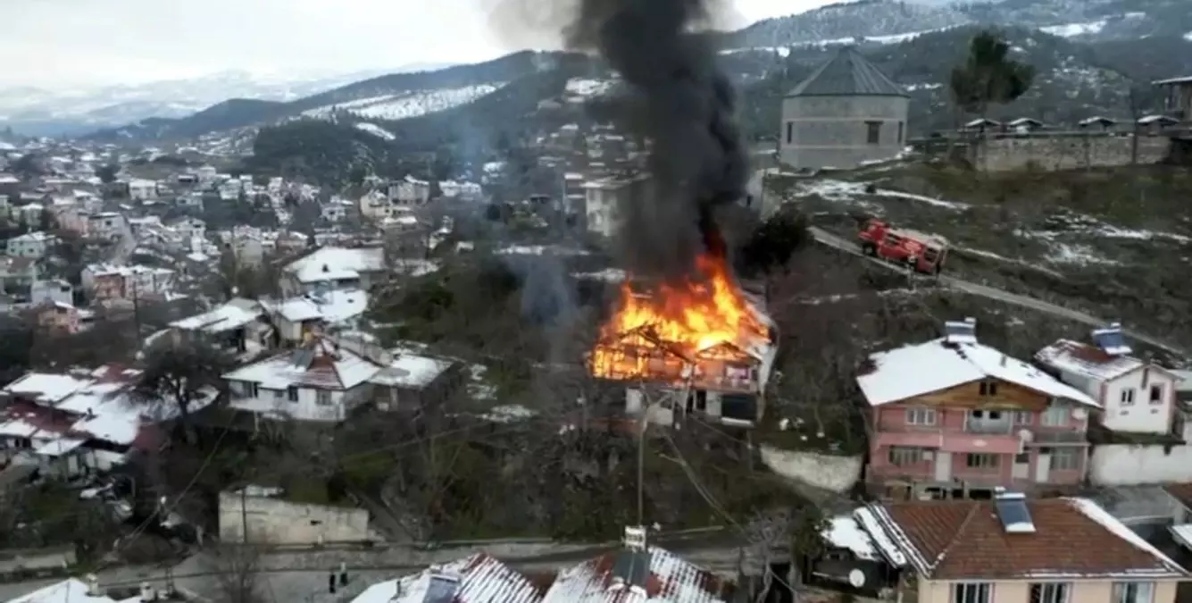 Tokat’ın Niksar İlçesinde Sobadan Çıkan Kıvılcım Evleri Yaktı