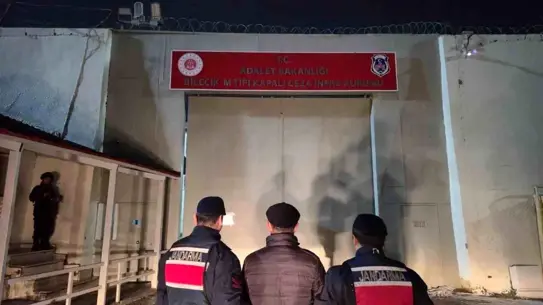 Aranan şahıs yol kontrolünde yakalanırken