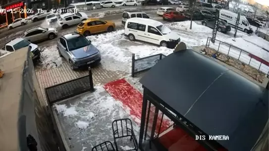 Elazığ'da Zincirleme Trafik Kazası: 1 Yaralı ve Güvenlik Kamerasında Görüntüler