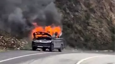 Eyüpsultan’da Seyir Halindeki Minibüs Yangını Kontrol Altına Alındı