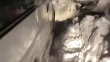 Kurtarma çalışanları kar içinde araçları çekiyor