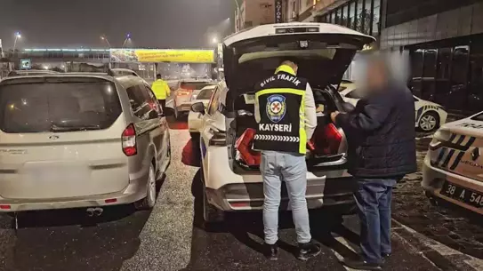 Kayseri'de drift yapan araçların polis tarafından durdurulması