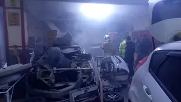 Yangın sonrası tamirhaneden görüntü