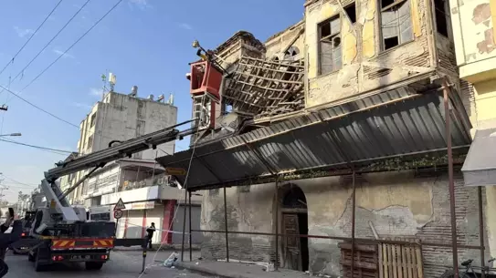 Adana’da Tarihi Binanın Çatısında Ani Çöküş: Yetkililer Acil Önlem Aldı