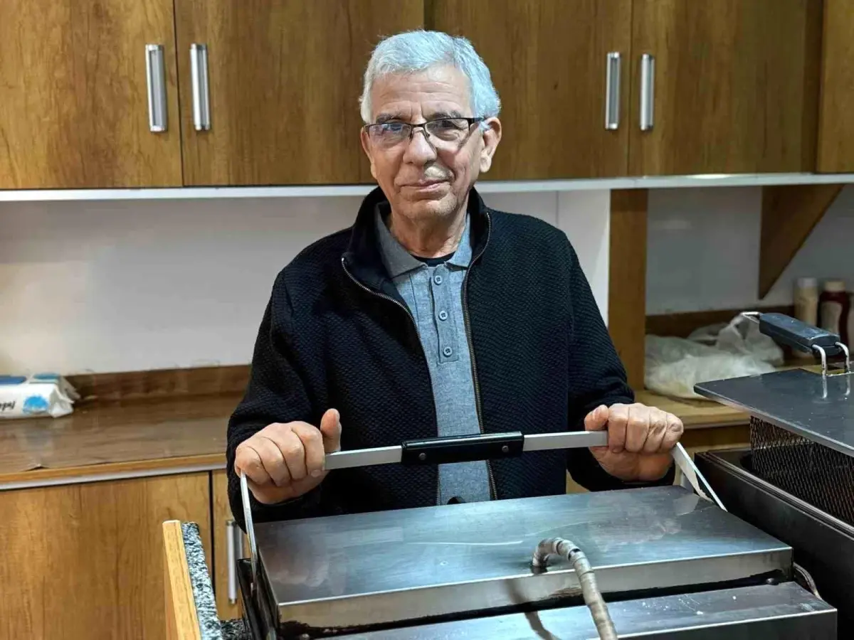 Nazilli'nin Efsane Tostçusu Mehmet Yıldız, Mansur Yavaş’a Benzemesiyle Gündemde