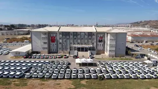 Polis memuru kaldırım nöbeti sırasında