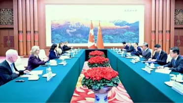 Wang Yi ve Kanada bakanı el sıkışıyor