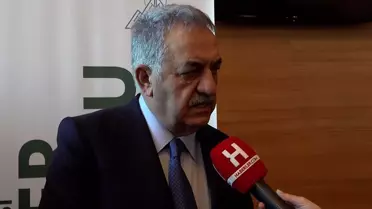 Hayati Yazıcı konferans sırasında