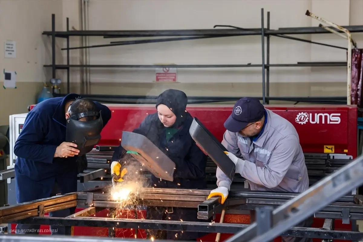 Arnavutköy Belediyesi'nden Gençlere Kamelya Üretiminde Pratik Eğitim