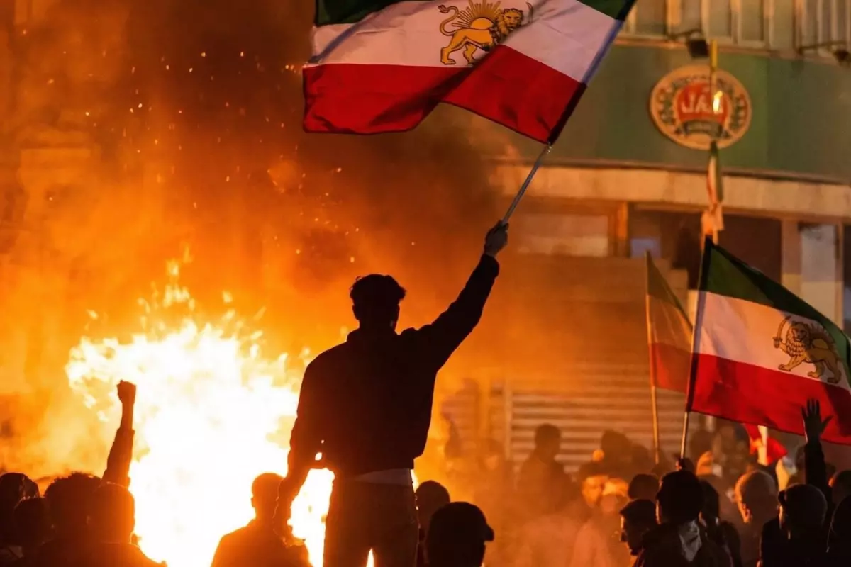 İran Hava Sahası Geçici Kapatıldı: 5 Saatlik Kesinti Sonrası Uçuşlar Yeniden Başladı