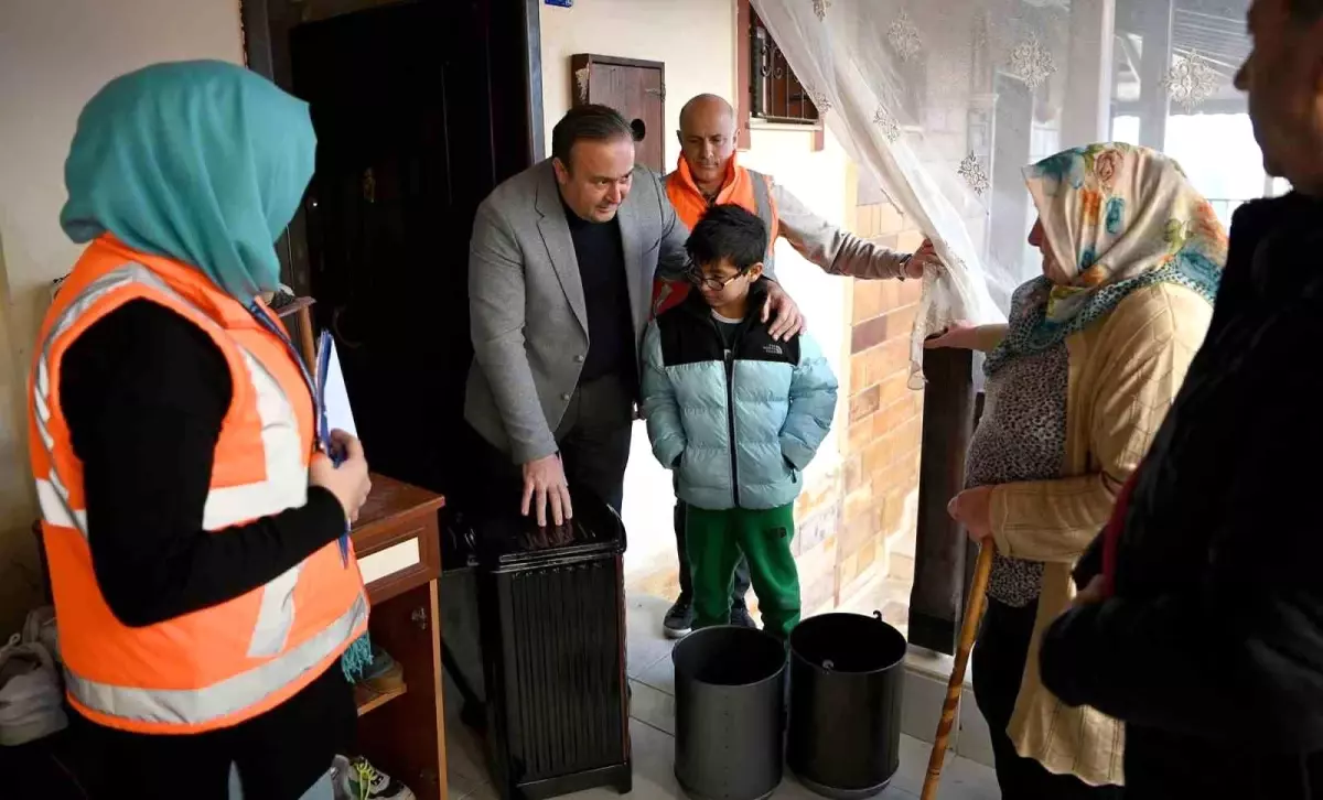 Kuşadası Belediyesi Kışa Hazırlıkta 36 Aileye Sobayı Ulaştırdı