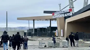 Gürbulak Gümrük Kapısı'nda bekleyen araçlar