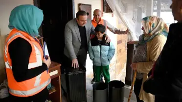 Kuşadası'nda soba dağıtımını izleyen belediye yetkilileri