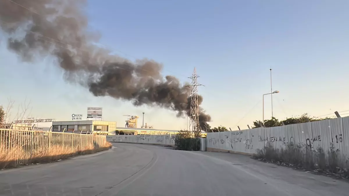 Adana'da Plastik İş Yerinde Çıkan Yangın Kontrol Altına Alındı