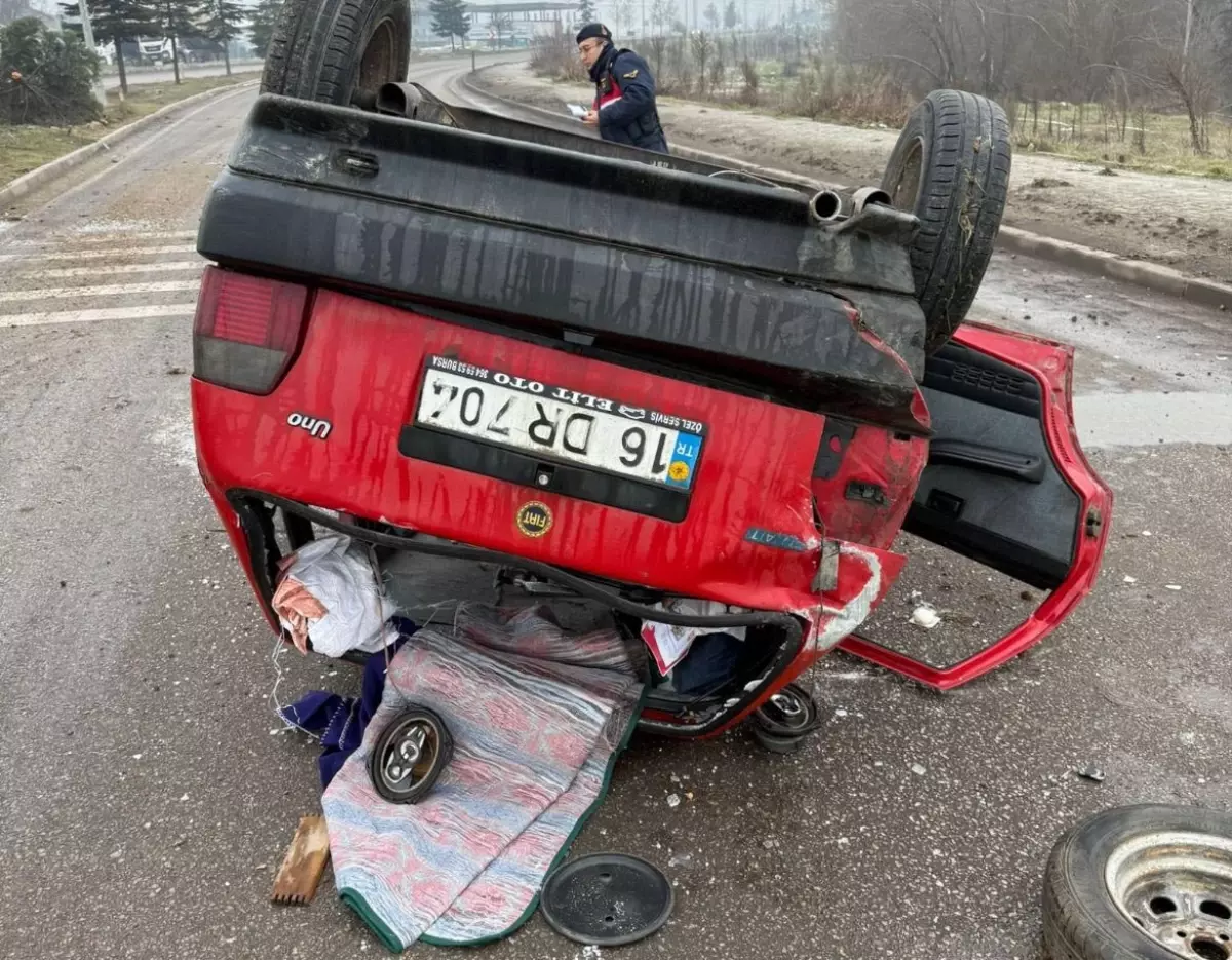 Tavşanlı’da Sürücü Kontrolünü Kaybederek Ağaca Çarptı, Yaralı Tedavi Edildi