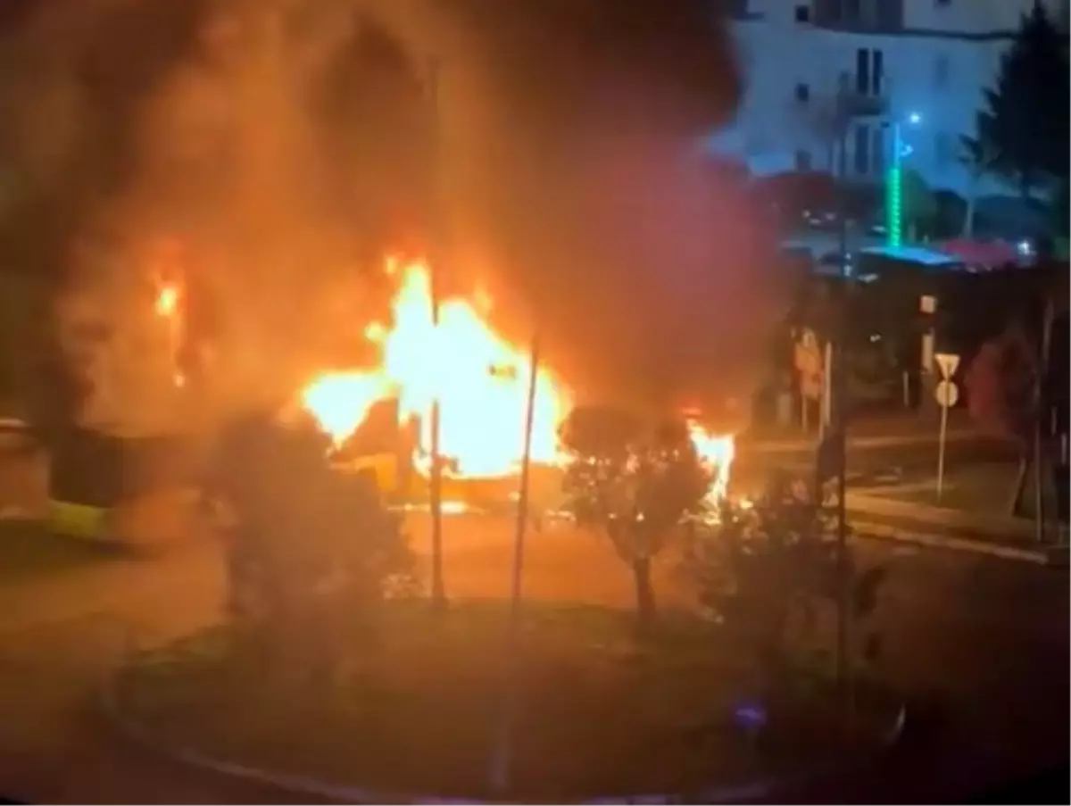 Avcılar’da Park Halindeki İETT Otobüsünde Ani Yangın: İtfaiye Müdahalesi ve Araştırma Süreci