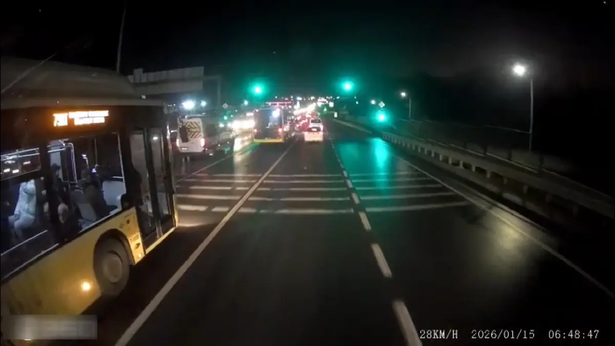 Başakşehir'de Üç İETT Otobüsü Çarpıştı: Yaralılar Hastaneye Sevk Edildi