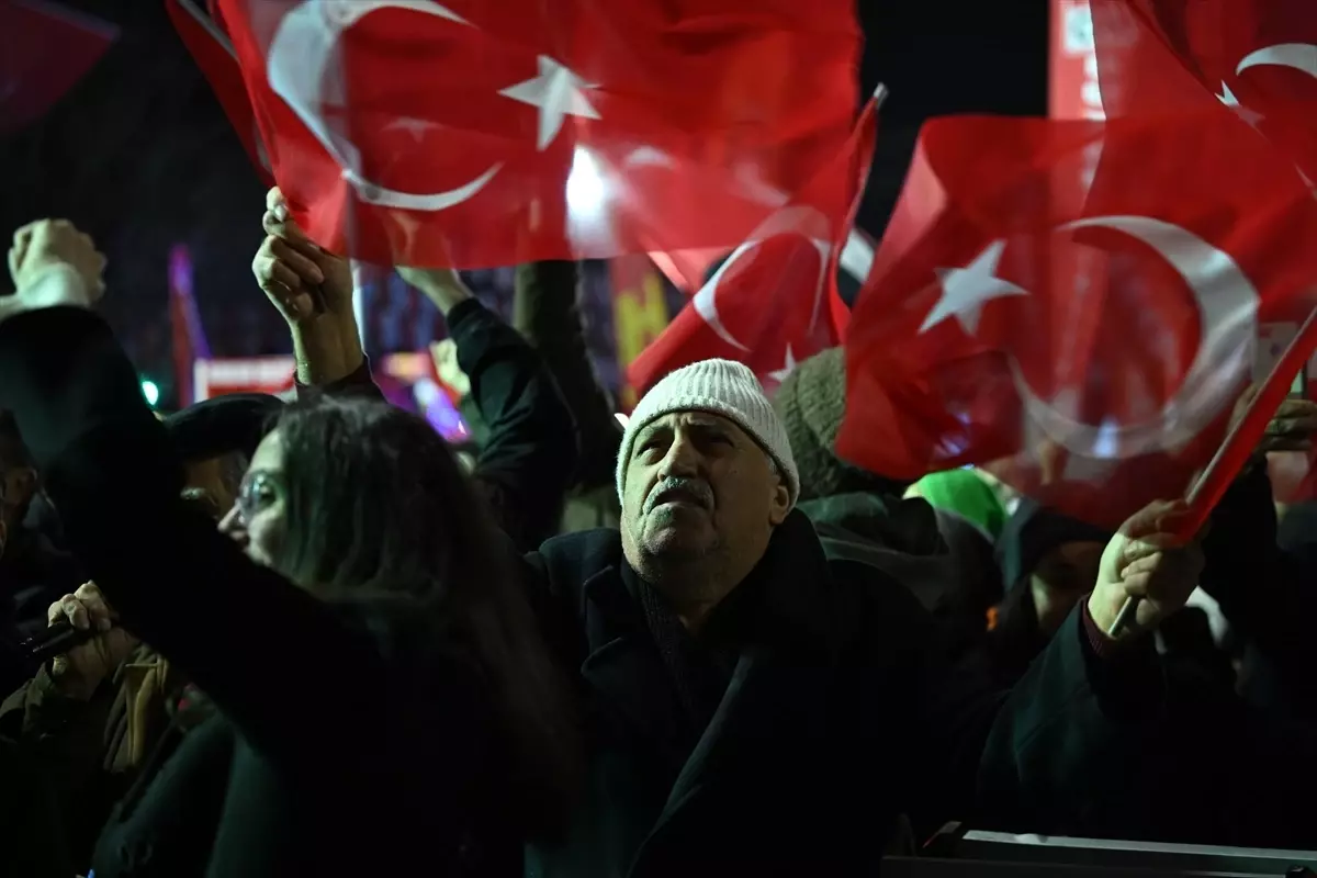 Özgür Özel, Beşiktaş'ta İBB Yolsuzluk Soruşturmasını Eleştirerek Seçim Çağrısı Yaptı