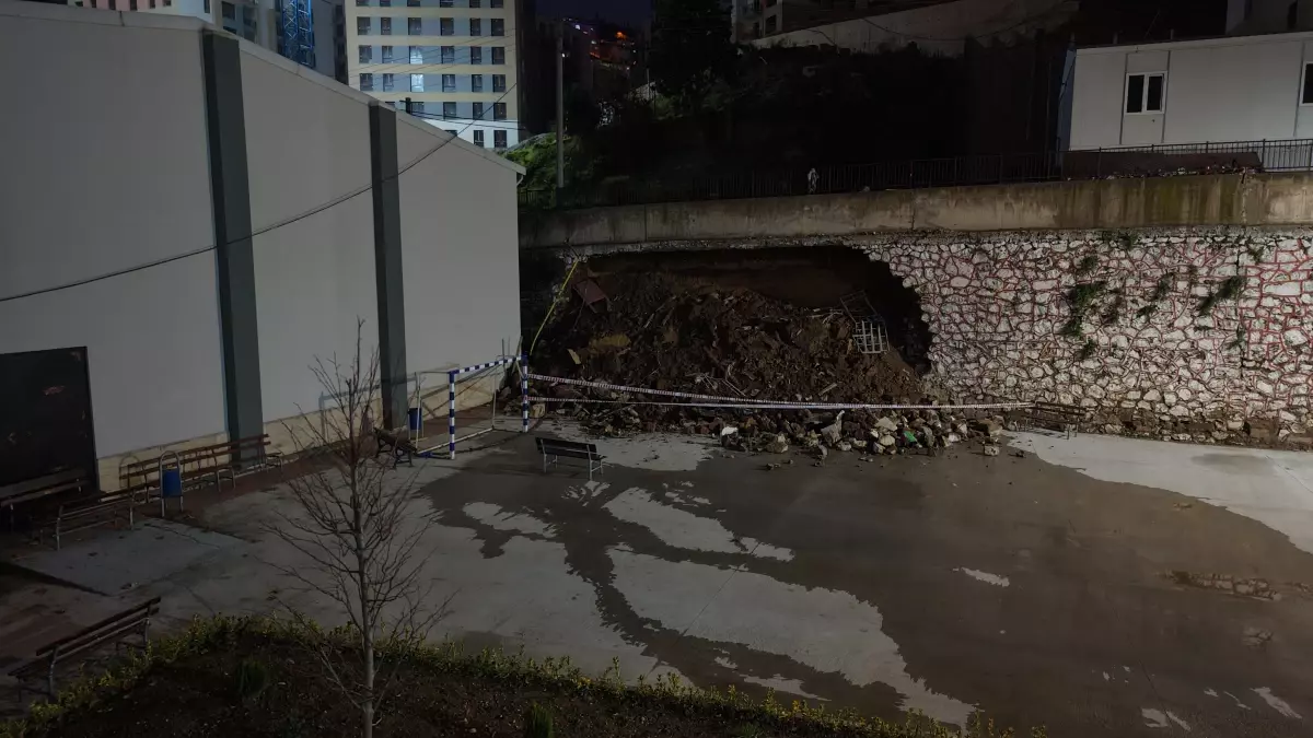 İzmit'te İnşaat Alanında İstinat Duvarı Çöktü, Yaralanan Yok