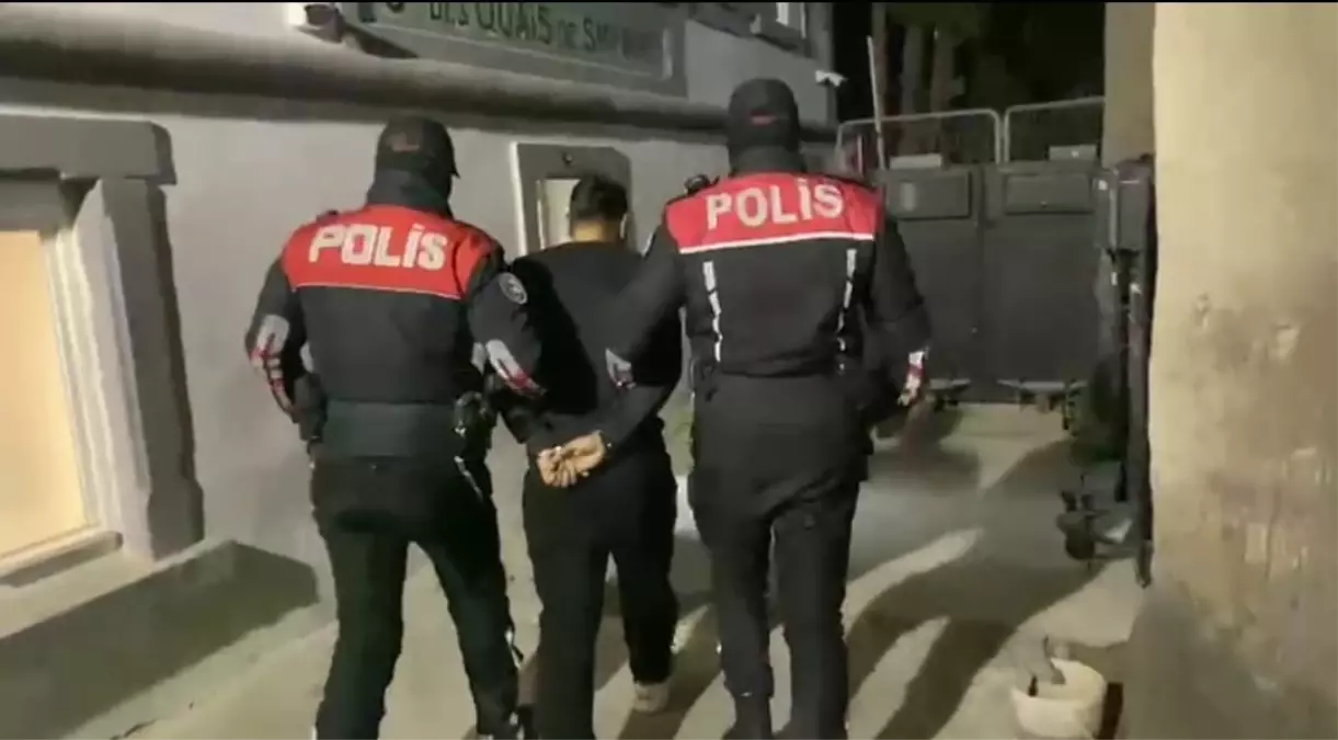 İzmir'de 21 Yıl 8 Ay Hapis Cezalı Şahıs GBT Sorgusunda Yakalandı