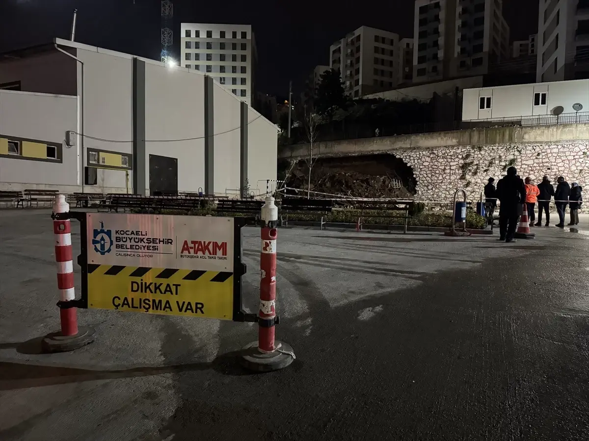 İzmit’te Okul ve İnşaat Alanını Ayıran İstinat Duvarı Çöktü
